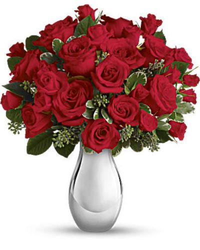 Turn up the heat on a new romance - or a lifelong love affair - with this premium rose bouquet. It features a total of fifteen of our finest red and hot pink roses and is accented with smaller red spray roses and luxuriant greens. It's all artfully arranged in a beautiful silver or clear vase.
This romantic bouquet includes large red and hot pink roses, bountiful red spray roses and greens including seeded eucalyptus and variegated pittosporum.